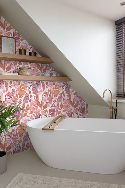 ESTAhome Tapete tropischen Blumen und Paradiesvögeln Orange und Lila - 50 x 900 cm - 131155