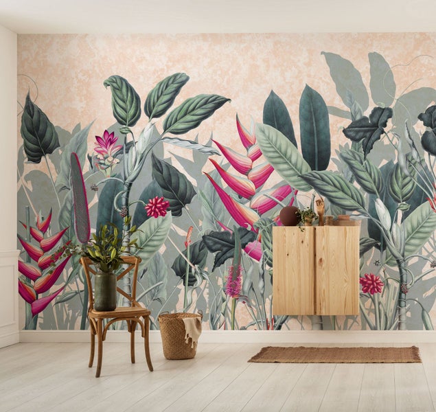 Innenraum mit floraler Wandtapete, Holzschrank und geflochtenem Teppich