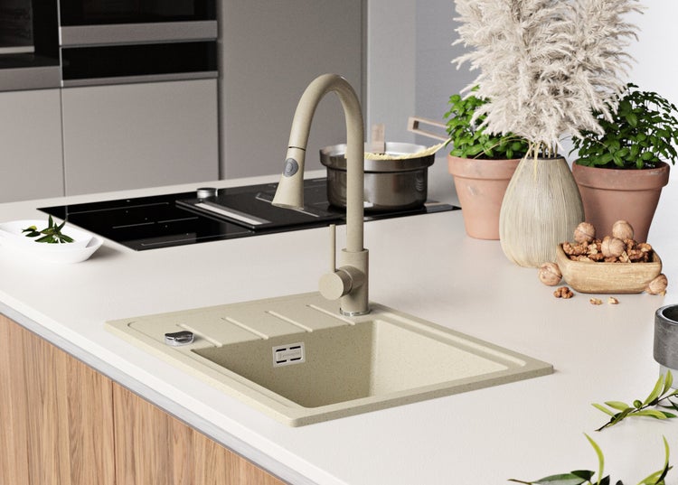 Küchenszene mit Spüle, Wasserhahn, Kochfeld und Dekorartikeln für eine helle, freundliche Atmosphäre