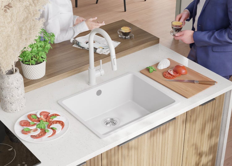 Küchenszene mit Spüle, Armatur und Lebensmitteln auf der Arbeitsfläche