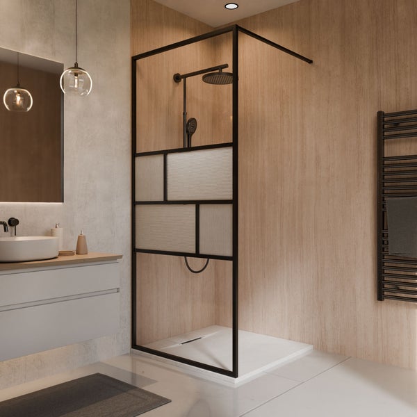 Modernes Badezimmer mit offener Dusche, schwarzem Rahmen, strukturiertem Glas, weißem Waschtisch, schwarzer Armatur und Wänden in Holzoptik.