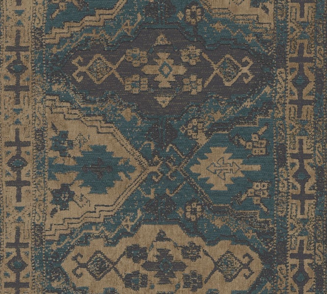 Mann vor einer gemusterten Wand