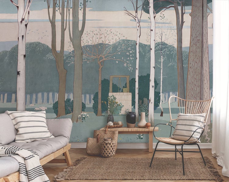 Wohnzimmer mit Tapete im Waldmotiv, Sofa, Stuhl und Teppich