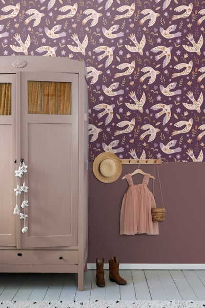 Zimmeransicht mit Kleiderschrank, Kinderkleidung und Tapete mit Vogelmuster