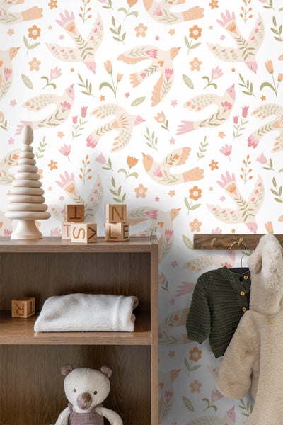 Kindgerechtes Zimmer mit Regal und Tapete mit Vogelmuster
