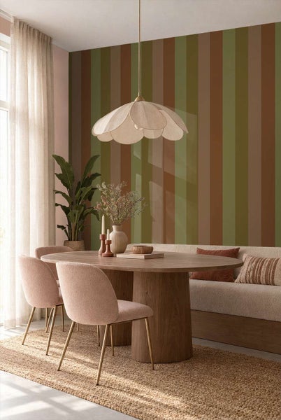 Esszimmer mit gestreifter Tapete, ovalem Holztisch, stoffbezogenen Stühlen, Sitzbank und floraler Pendelleuchte in modernem Design.