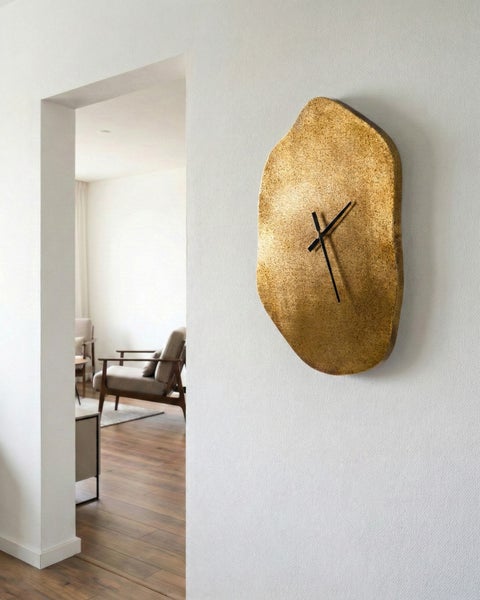 Dekorative Wanduhr aus Kork mit schwarzen Zeigern