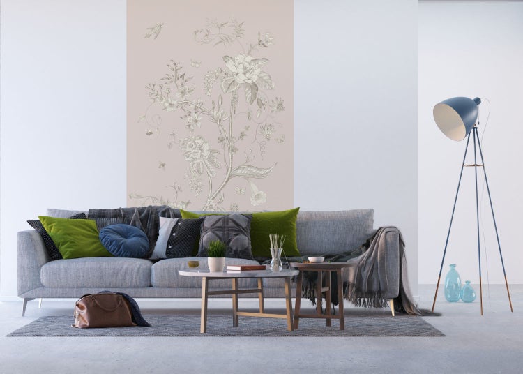 Wohnzimmer mit grauer Couch, Kissen, Beistelltischen, Stehlampe und Blumentapete