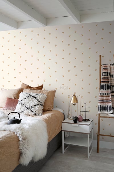 Schlafzimmer mit Bett, Nachttisch und Tapete mit Herzmuster