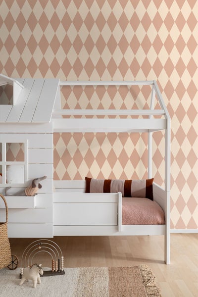 Kinderzimmer mit weißem Etagenbett und Rautenmuster Tapete