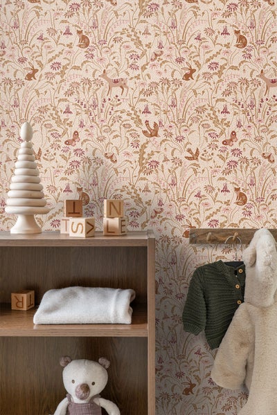 Vliestapete mit Waldmotiven wie Rehen, Hasen und Blumen für das Kinderzimmer, kombiniert mit einer Holz-Garderobenleiste und Strickkleidung.