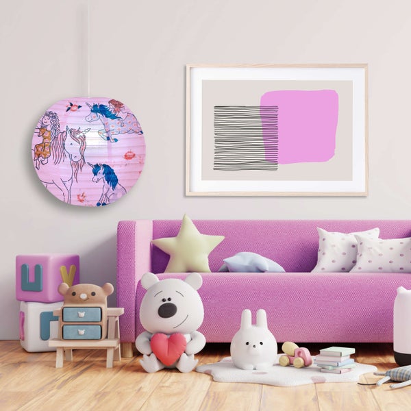 Kinderzimmer Szene mit Einhorn-Hängelampe, lila Sofa und Spielzeug