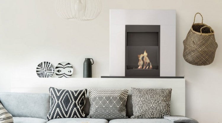 Wohnzimmer mit Bioethanol Kamin, Kissen mit Muster und Dekoration