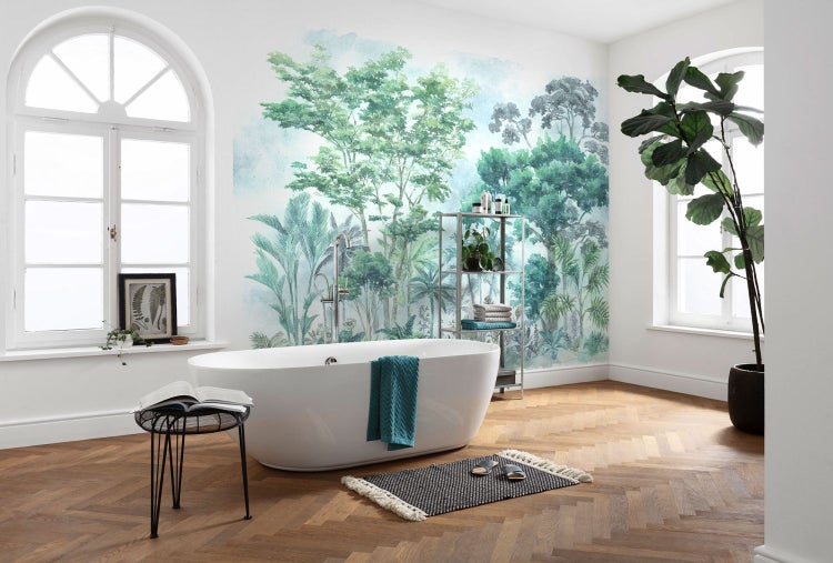 Badezimmer mit Badewanne, Wandbild mit Waldmotiv, Regal, Beistelltisch und Zimmerpflanze