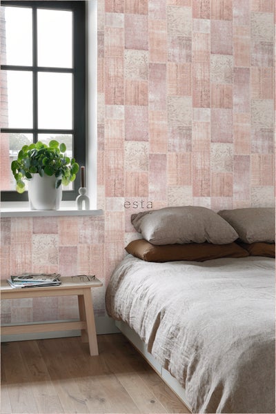 Dekoratives Schlafzimmer mit gemusterter Tapete, Bett und Fenster