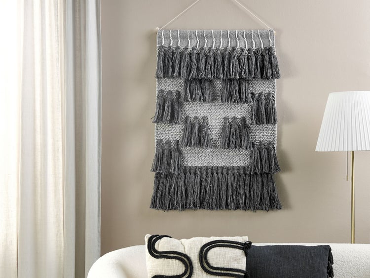 Wandteppich mit Fransen als Dekoration im Wohnraum