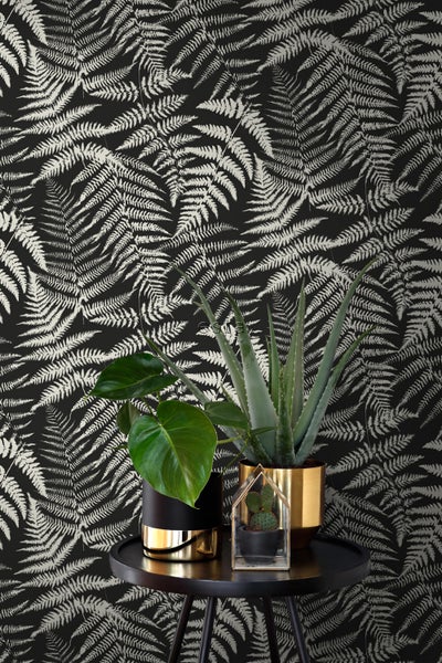 Wohnraum mit Farnmuster-Tapete und Tisch mit Zimmerpflanzen