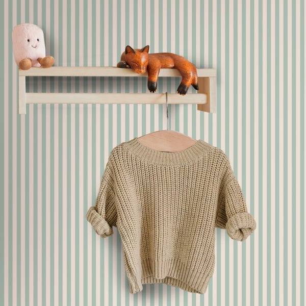 Gestreifte Vliestapete in einem Kinderzimmer mit einem Holzregal, einer Fuchsfigur und einem Kinderpullover.