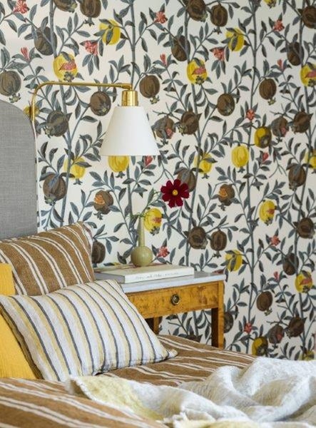 Schlafzimmer mit gemusterter Tapete, Bett und Nachttisch