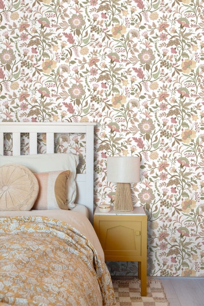 Vliestapete mit floralem Vintage-Muster in einem hellen Schlafzimmer mit Bett und Nachttisch.