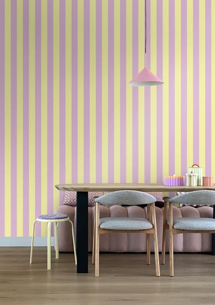 Esszimmer mit gestreifter Tapete, Esstisch, Stühlen und Pendelleuchte