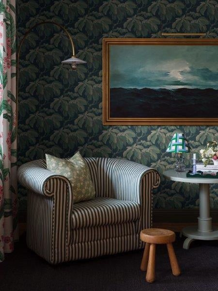 Helles Wohnzimmer mit modernem Mobiliar und Rollladen