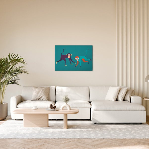 Wohnzimmer mit Sofa und Wandbild mit Affenmotiven