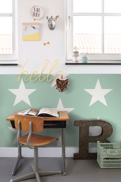 Dekoriertes Kinderzimmer mit Schreibtisch und Stuhl