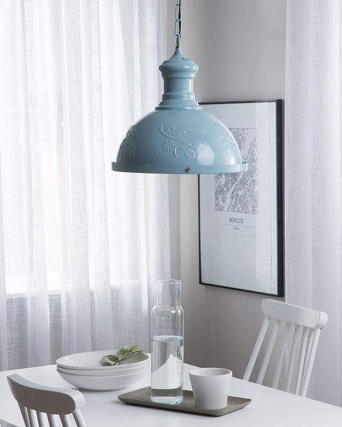 Blau lackierte Hängelampe mit floralem Muster über einem Esstisch
