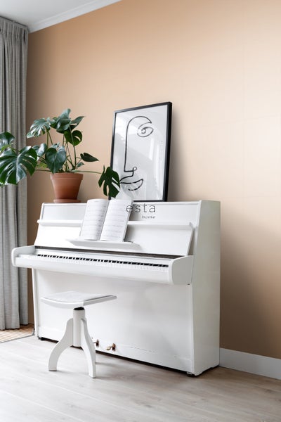 Innenraumszene mit weißem Klavier, Hocker, Zimmerpflanze und Wandbild