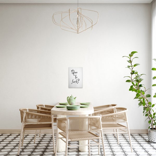 Esszimmer mit Tisch, Stühlen, Dekoration, Zimmerpflanze und Lampe