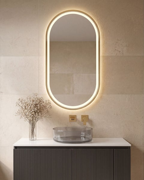 Modernes Badezimmer mit ovalem LED-Spiegel, dunklem Glaswaschbecken, goldener Wandarmatur und dunklem Waschtischunterschrank mit Rillen.