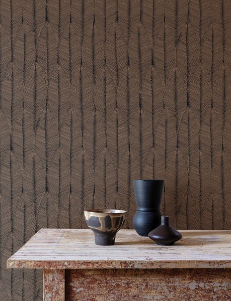 Schwarzer Rattansessel mit Armlehnen und Sitzkissen