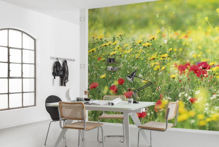 Esszimmer mit Fototapete einer Blumenwiese mit Mohnblumen, Gänseblümchen und Gräsern.