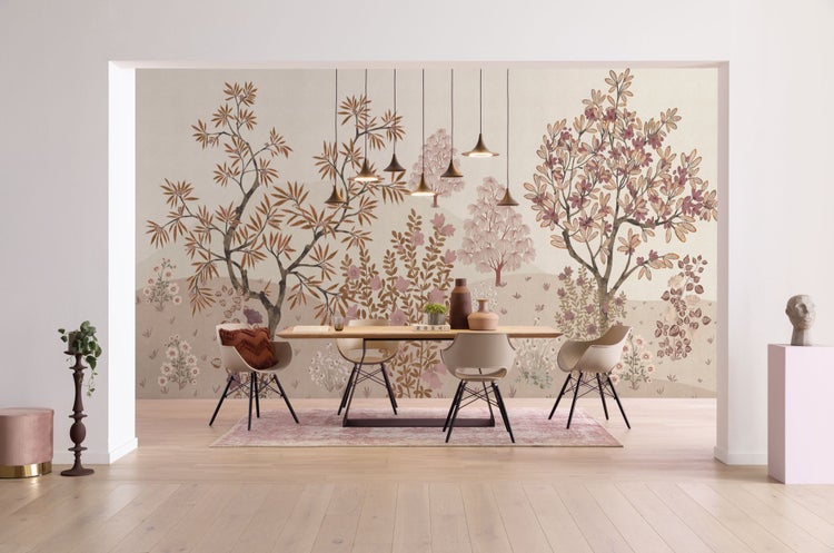 Heller Speiseraum mit Esstisch, Stühlen und einer Tapete mit Pflanzenmuster