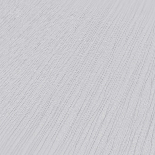 Innenraumszene mit Stuhl, Kissen und Teppich auf einem Holzboden.