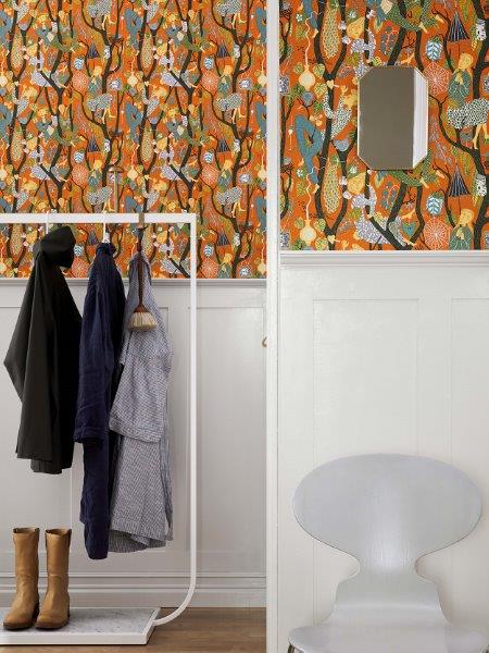 Wohnzimmer mit Sofa, Esstisch und Zimmerpflanzen für eine gemütliche Atmosphäre