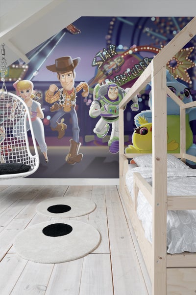 Kinderzimmer mit Spielzeug-Wandbild, Holzbett und runden Teppichen