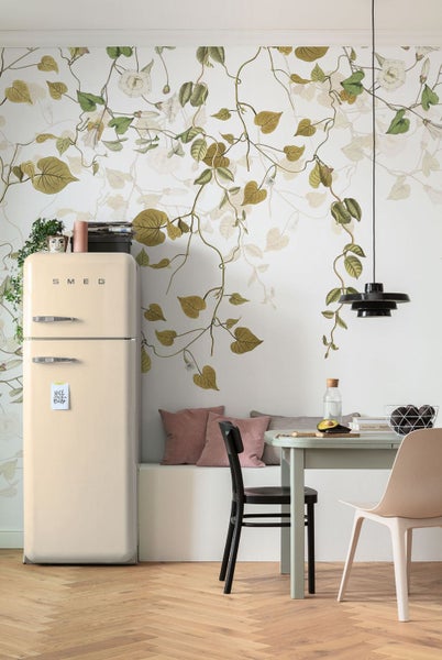 Retro-Küche mit Smeg Kühlschrank, Esstisch, Stühlen und blumiger Tapete