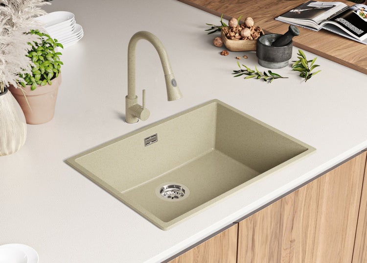 Spüle mit passender Armatur in einer Küchenumgebung