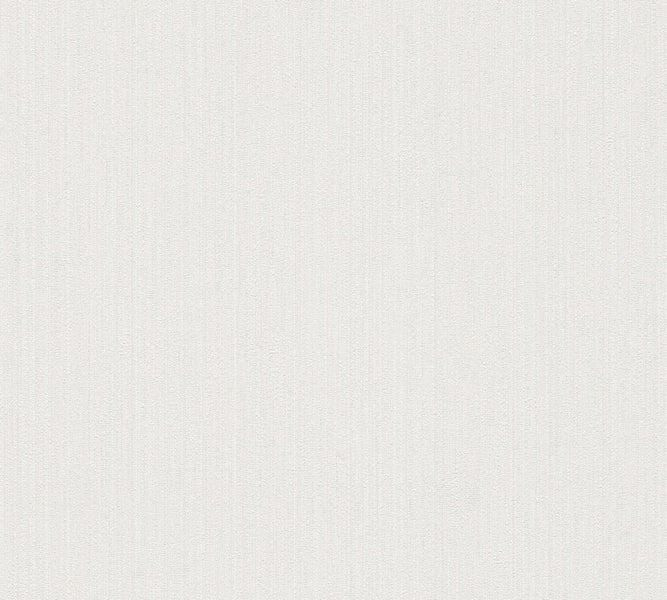 Nahaufnahme einer hellen Vinyltapete mit Streifenmuster.