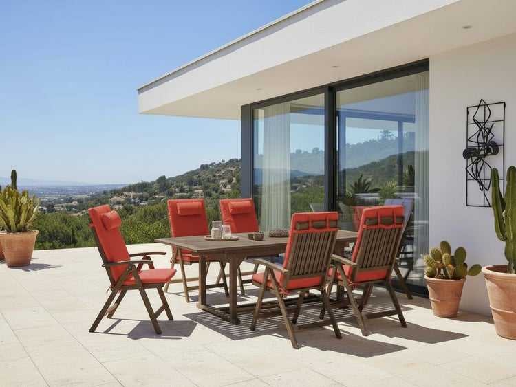 Gartenszene mit Esstisch und sechs Stühlen auf einer Terrasse