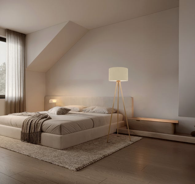 Schlafzimmer mit Doppelbett, Nachttischlampe und Stehlampe auf Teppich