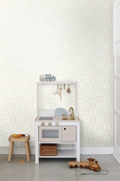 Kinderzimmer mit Spielküche und gemusterter Tapete