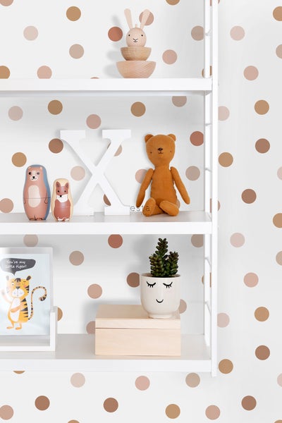 Regal mit Dekorationsgegenständen im Kinderzimmer