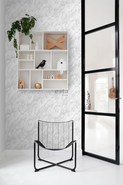 Helles Zimmer mit Marmortapete, Regal, Stuhl und Glastür