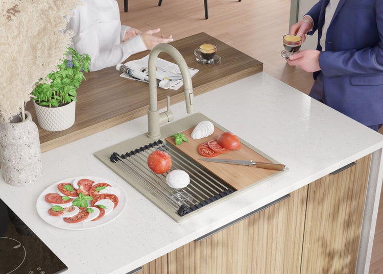 Küchenszene mit Spüle, Armatur und Zubereitung von Caprese-Salat