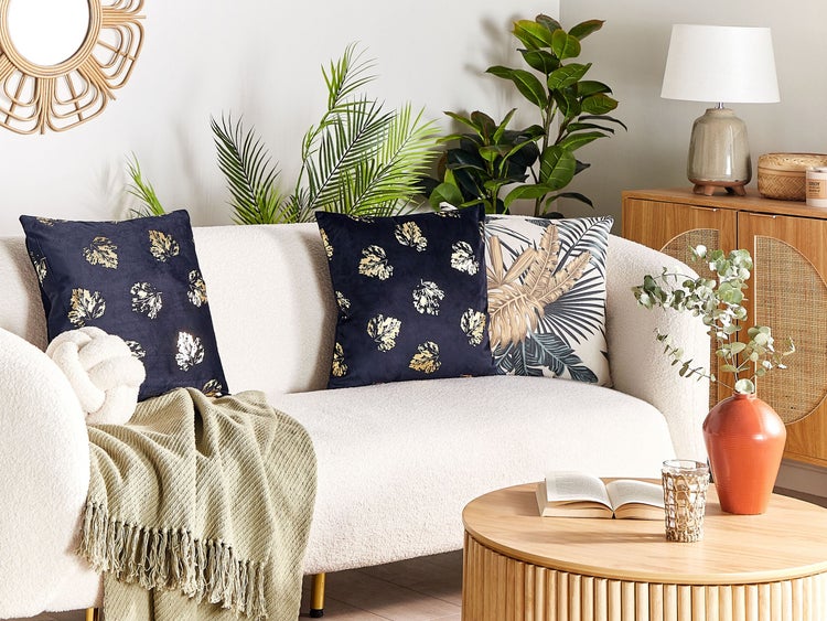 Zwei dekorative Kissen mit Blattmuster