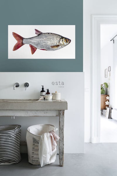 Badezimmer mit Waschbecken, Wäschekörben und einem Bild von einem Fisch