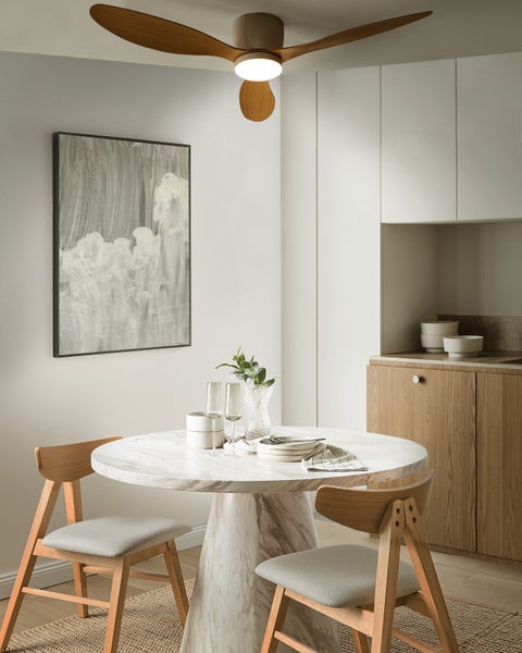 Esszimmer mit Deckenventilator, Marmortisch und Holzstühlen